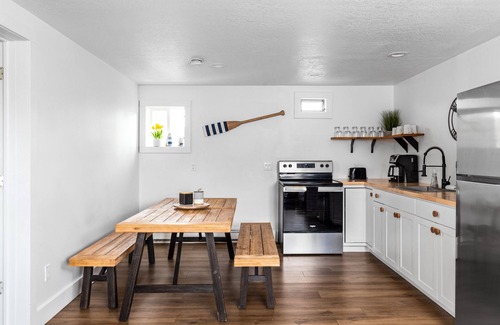 Ludington Wohnung | Mitten Flats #4 - 1 Block to the beach! Hot tub!