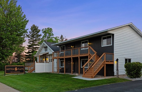 Ludington Wohnung | Mitten Flats #4 - 1 Block to the beach! Hot tub!