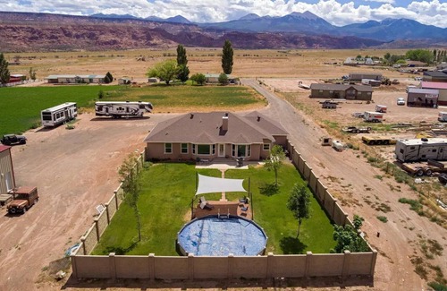 Moab South Valley Haus | MO'ABventures Canyonlands National Park 9 beds 6 bath .7 acre Parking UTV'S