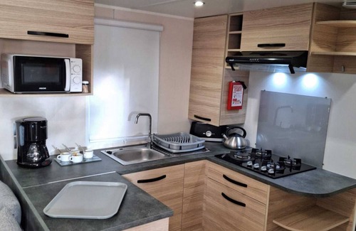 La Cote Radieuse Wohnmobilvermietung | Mobilheim 'Mobil-home Camping Mar Estang' mit Blick auf den See, Gemeinschaftspool und Klimaanlage