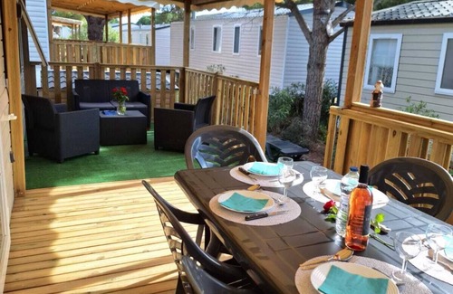 La Cote Radieuse Wohnmobilvermietung | Mobilheim 'Mobil-home Camping Mar Estang' mit Blick auf den See, Gemeinschaftspool und Klimaanlage