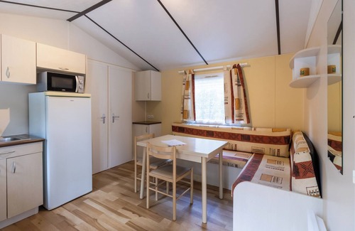 Saint-Pompont Haus | Mobile Home 'La Truffière' with Shared Pool, Private Terrace and Private Garden