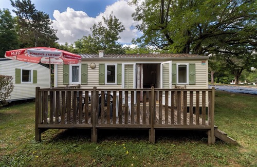 Saint-Pompont Haus | Mobile Home 'La Truffière' with Shared Pool, Private Terrace and Private Garden