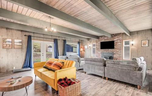 Pacific Beach Haus | Mobys Beach Getaway Sleeps 11! Flat Beach Access Near Seabrook in Pacific Beach