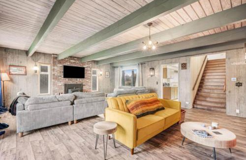 Pacific Beach Haus | Mobys Beach Getaway Sleeps 11! Flat Beach Access Near Seabrook in Pacific Beach