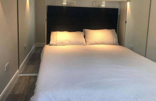 Dublin Hütte | Modern 1 Bed 1 Bath in Central Dublin Location