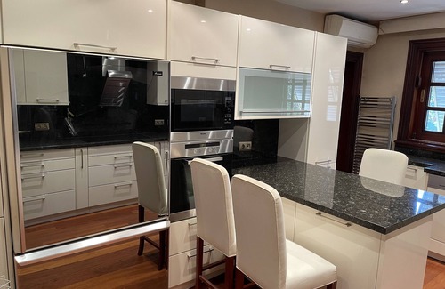 Bakırkoy Haus | Modern 1 Bedroom Garden Apartment in Center Easy Transportation w/ King Bed