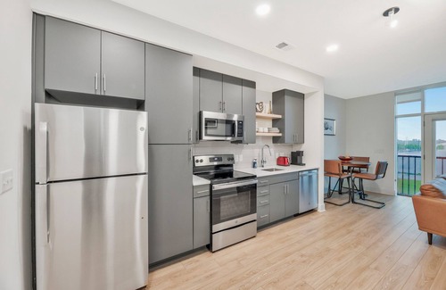 Wichita Wohnung | Modern 1BR APT in DT with Infinity Pool & Sauna