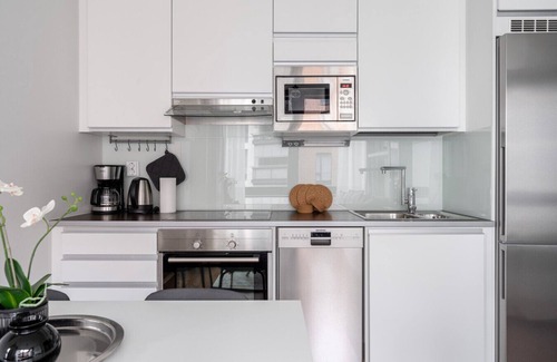 Tampere Wohnung | Modern 1BR Apt next to Lake Pyhäjärvi & Downtown