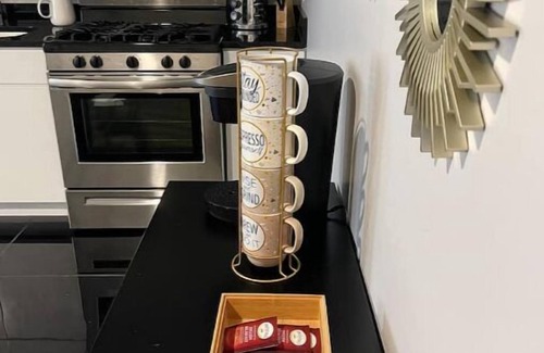 Albany Wohnung | ★MODERN 1BR Apt w/ PRIVATE deck! W/D★