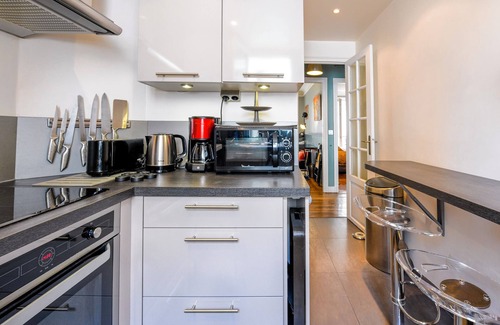 Montmartre Wohnung | Modern 2 Bdr Apt - 2 queen size beds - Up to 6 guests - optional parking rental
