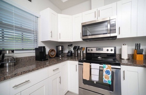 Northwest Point Wohnung | Modern 2 Bed Apt w/Pool Near to Diving, Beach, etc