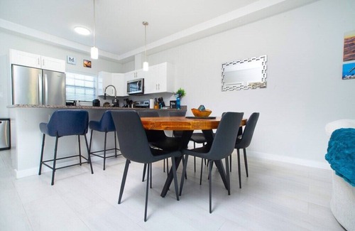 Northwest Point Wohnung | Modern 2 Bed Apt w/Pool Near to Diving, Beach, etc