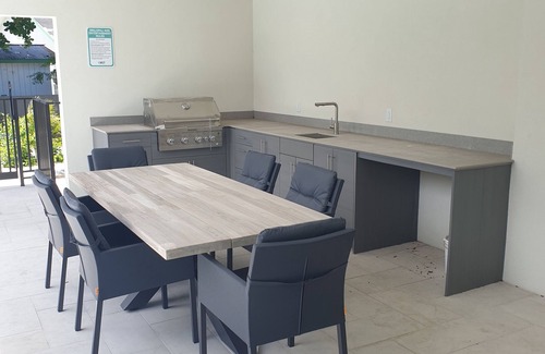 West Bay Wohnung | Modern 2 Bed walking distance to the beach