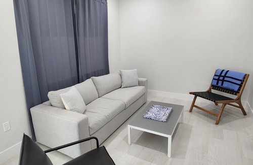 West Bay Wohnung | Modern 2 Bed walking distance to the beach