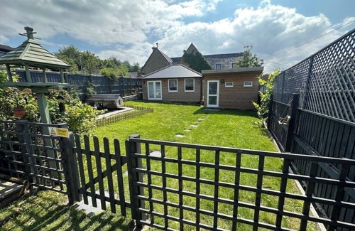 Westbury Haus | Modern 2-bedroom house with spacious large garden in beautiful Westbury