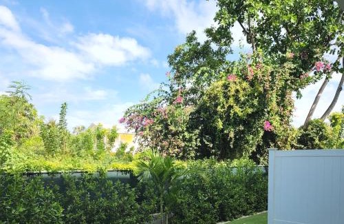 West Bay Wohnung | Modern 2 bedroom walking distance to the beach!