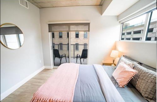 Downtown Wohnung | Modern 2 BR with Balcony in GR Entertainment District