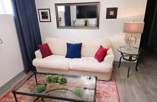 West Town Wohnung | Modern 2BR APT -- West Town -- Tons to do-- Central Location!