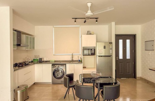 Reis Magos Wohnung | Modern 2BR w Pool Near Candolim and Coco Beach