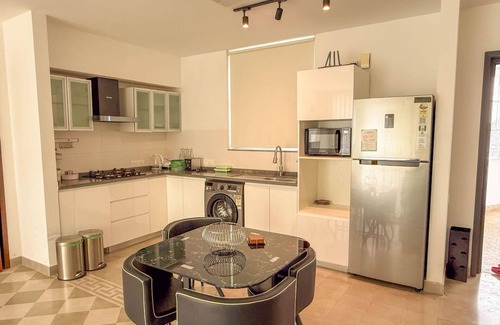 Reis Magos Wohnung | Modern 2BR w Pool Near Candolim and Coco Beach
