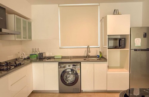 Reis Magos Wohnung | Modern 2BR w Pool Near Candolim and Coco Beach