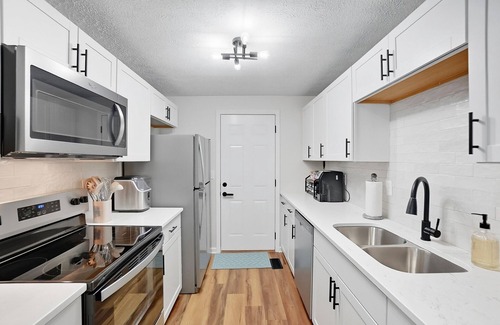 Huber Heights Haus | Modern 2BR with Ensuite Baths