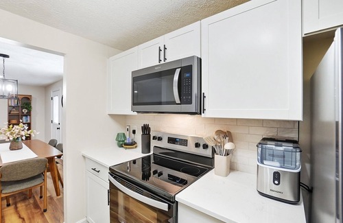 Huber Heights Haus | Modern 2BR with Ensuite Baths