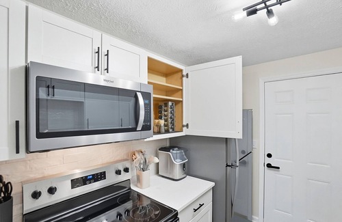 Huber Heights Haus | Modern 2BR with Ensuite Baths