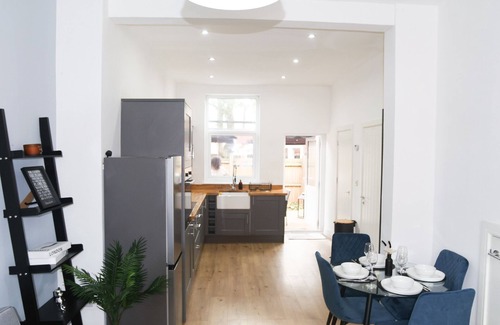 Failsworth Haus | Modern 3 bed house near Eithiad, Coop Live and Manchester City center