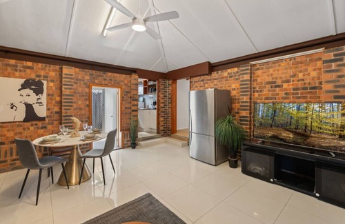 Robertson Wohnung | Modern 3-Bedroom Stay | Walk to Shops & Dining