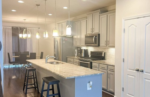 Upper Marlboro Haus | Modern 3 bedroom townhome near the downtown DC area with WiFi, AC, fitness room