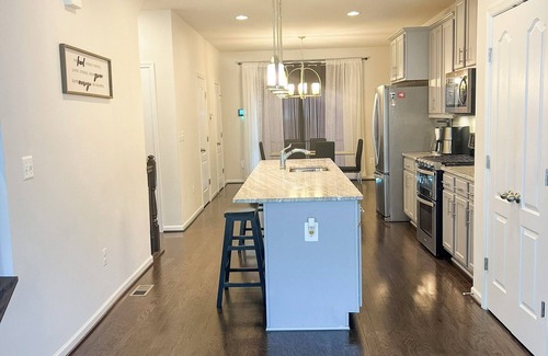 Upper Marlboro Haus | Modern 3 bedroom townhome near the downtown DC area with WiFi, AC, fitness room