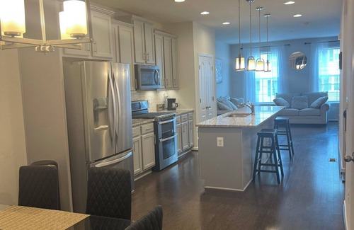 Upper Marlboro Haus | Modern 3 bedroom townhome near the downtown DC area with WiFi, AC, fitness room