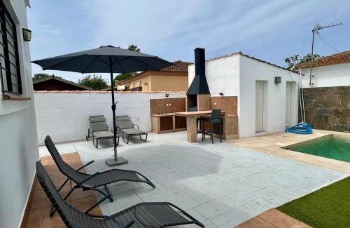 Chiclana de la Frontera Haus | Modern 3-Bedroom Villa with Private Pool & BBQ