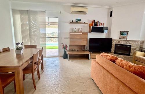 Chiclana de la Frontera Haus | Modern 3-Bedroom Villa with Private Pool & BBQ