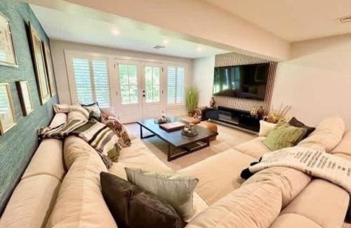 Adamsville Haus | Modern 3b3b Country House and Barn on quiet road