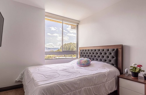 Castropol Wohnung | Modern 3BR/2.5BA APT in El Poblado w/ 600+ Mbps Wifi, A/C, BBQ, Balcony + View