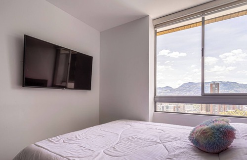 Castropol Wohnung | Modern 3BR/2.5BA APT in El Poblado w/ 600+ Mbps Wifi, A/C, BBQ, Balcony + View