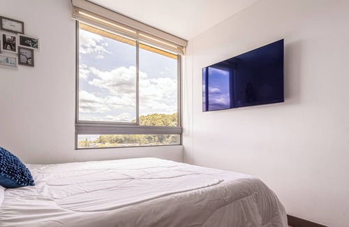 Castropol Wohnung | Modern 3BR/2.5BA APT in El Poblado w/ 600+ Mbps Wifi, A/C, BBQ, Balcony + View