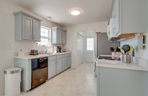 Spring Hill Haus | Modern 3BR Home with Office / Family & Remote-Work Friendly / Quiet Neighborhood