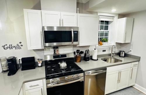 Fitchburg Wohnung | Modern 3BR Near FSU - 15 Min to Wachusett