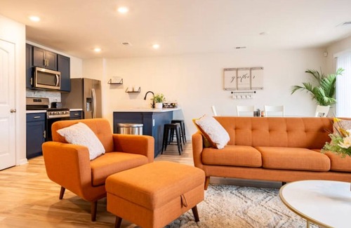 Dover Haus | Modern 4 bdr with King size bed Patio and Late Checkout!