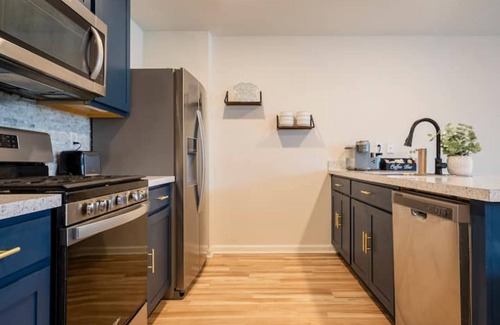 Dover Haus | Modern 4 bdr with King size bed Patio and Late Checkout!