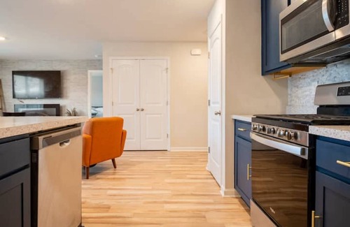 Dover Haus | Modern 4 bdr with King size bed Patio and Late Checkout!