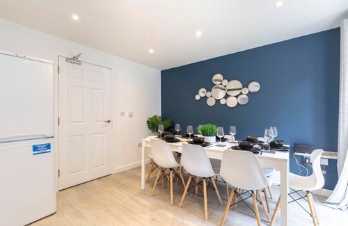 Cheltenham Haus | Rembridge Court · Modern 4 Bedroom 4 Bathroom Home in Cheltenham