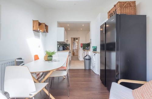 Cambridge Haus | Modern 4-Bedroom Detached Home in Central Cambridge with Parking