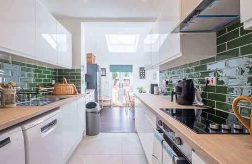 Cambridge Haus | Modern 4-Bedroom Detached Home in Central Cambridge with Parking