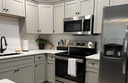 Dalton Haus | Modern 4 Bedroom Home with Captivating Roof Top