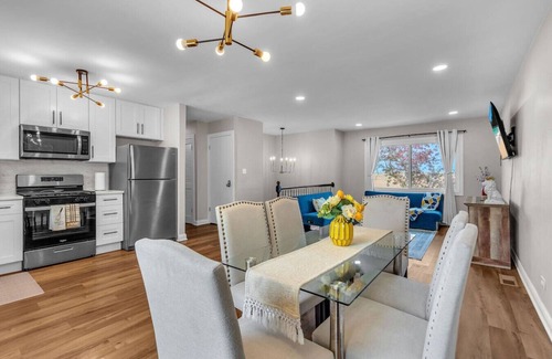 Lake in the Hills Haus | Modern 4BD Home in Lake Hills Pet friendly